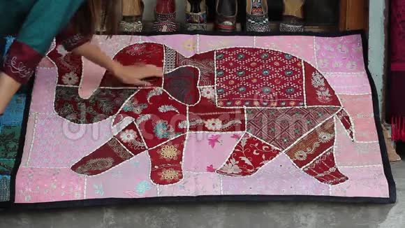粉红色的大象用女孩手视频的预览图