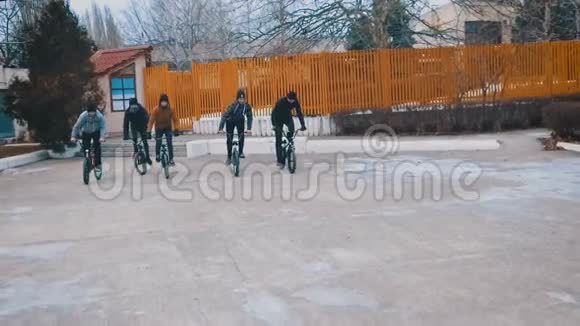 青少年的朋友们一起骑在BMX上玩把戏慢动作120FPS视频的预览图