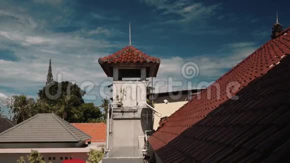 巴厘岛塞米尼亚克橙色瓷砖屋顶关闭视频的预览图