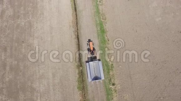 在爱米莲葡萄园之间的拖拉机上视频的预览图