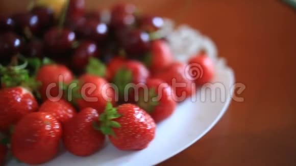 用樱桃和草莓做盘视频的预览图