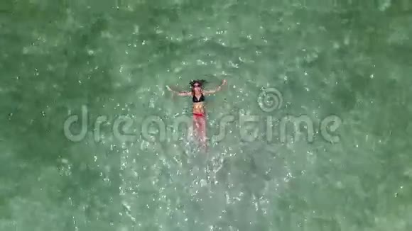 女人躺在波浪上视频的预览图