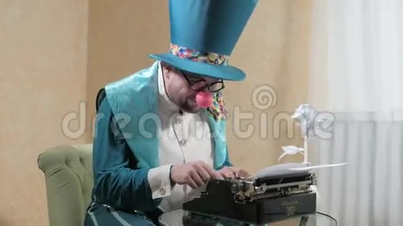 一个魔术师拿着蜡烛在打字机上写字视频的预览图