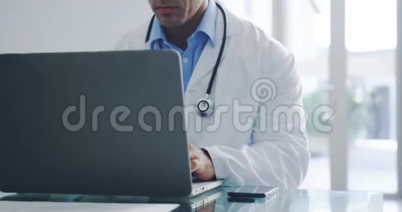 男医生在办公室使用笔记本电脑4k视频的预览图