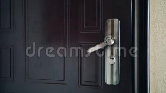 当门被打开时把门关上象征着新的希望新的开始和入口视频的预览图