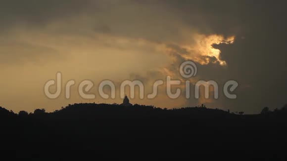 日落时分在波哈拉世界和平塔的Stupa视频的预览图