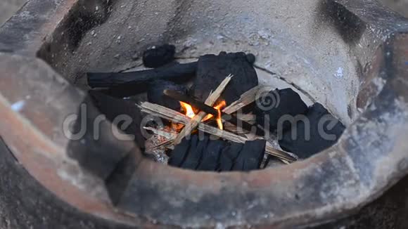 女人的手在复古的炉子里燃烧视频的预览图