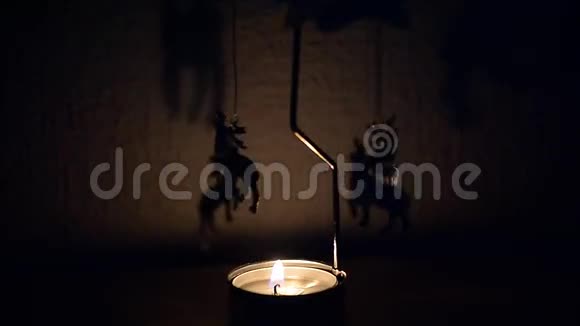 在墙上跑蜡烛发出的光庆祝和安慰的感觉视频的预览图