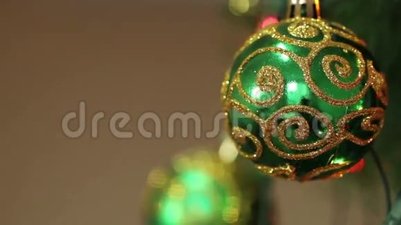 圣诞树上闪闪发光的绿球视频的预览图