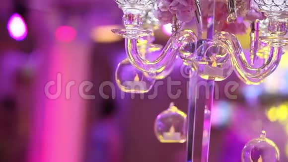 婚礼装饰品带有玻璃烛台的白蜡烛派对背景餐厅内部特写视频的预览图