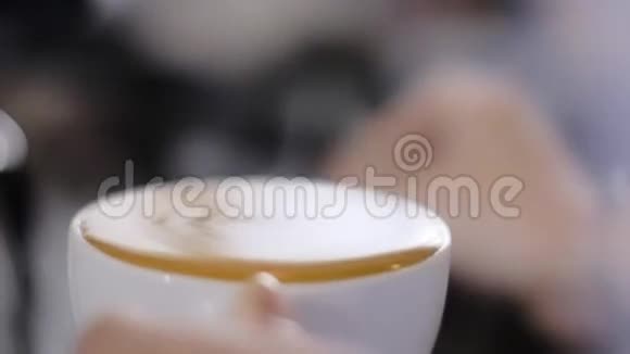 全杯咖啡慢动作特写视频的预览图