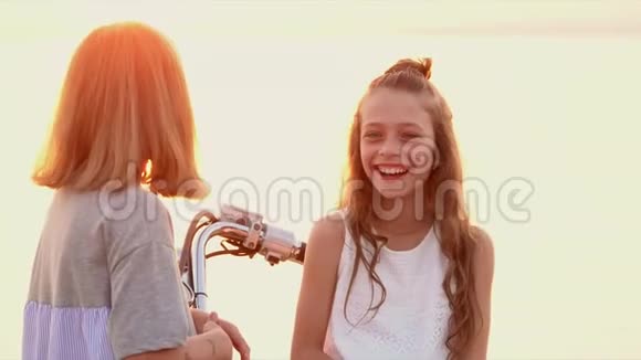 两个姐妹在海滩上享受天气两个女孩在一起聊天视频的预览图
