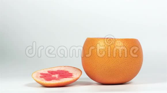 鲜榨果汁倒入葡萄柚中视频的预览图