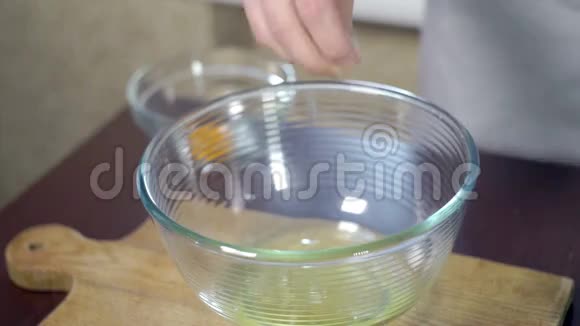 不健康的食物成分厨师在玻璃碗里往蛋白质里加盐视频的预览图