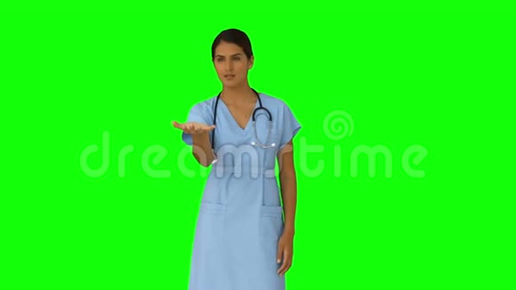 护士伸出她的手视频的预览图