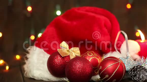 圣诞老人帽和圣诞树装饰品视频的预览图