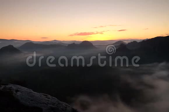 在瑞士萨克森州流行的山谷里夕阳西下雾气飘摇峰峦从雾中伸出视频的预览图