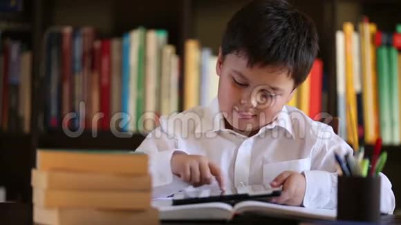 小男孩用数字平板电脑视频的预览图