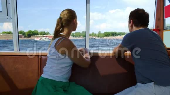 乘船旅行的男女视频的预览图
