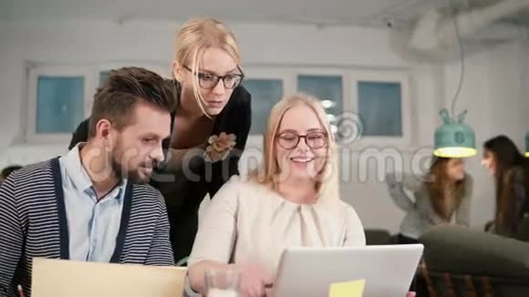 关闭女组长指向屏幕现代创业办公室创意商业团队会议视频的预览图