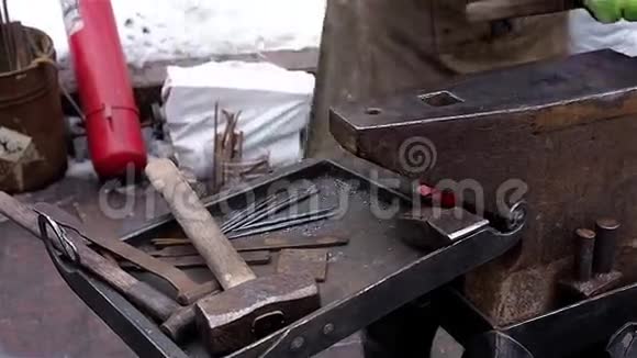 铁匠在圣诞集市上展示他们的技能和锻造螺旋视频的预览图