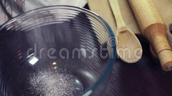 糖粉糖用于糖霜落入深玻璃碗中视频的预览图