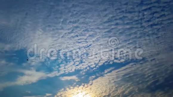 时间流逝的云彩和日落视频的预览图