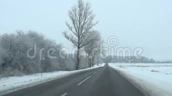 暴风雪过后村里的路被白雪覆盖4K视频的预览图
