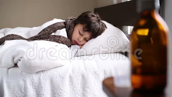 躺在床上打喷嚏的小男孩视频的预览图