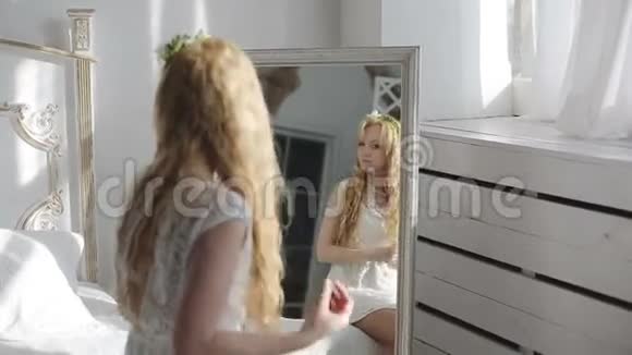年轻女子的头发在镜子前视频的预览图
