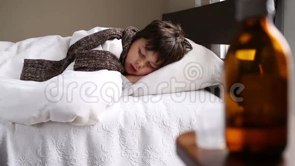 一个生病的小男孩在睡觉视频的预览图