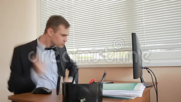 有魅力的女商人在办公室处理电脑和文件桌子上的长矛视频的预览图