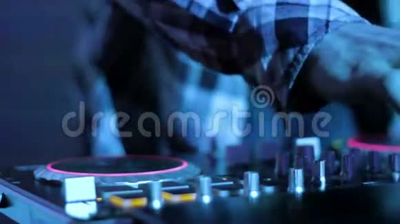 双手DJ混合音乐PC混音机在夜总会循环视频7视频的预览图