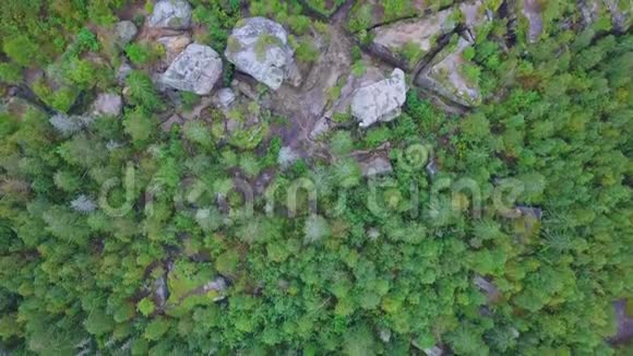 俄罗斯乌拉尔夏季的石城空中自然景观视频的预览图