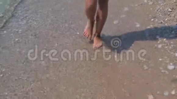沙滩上年轻女子的鞣制腿视频的预览图