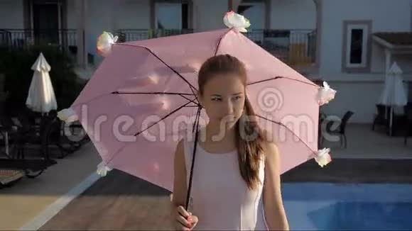 雨伞下散步的小女孩视频的预览图