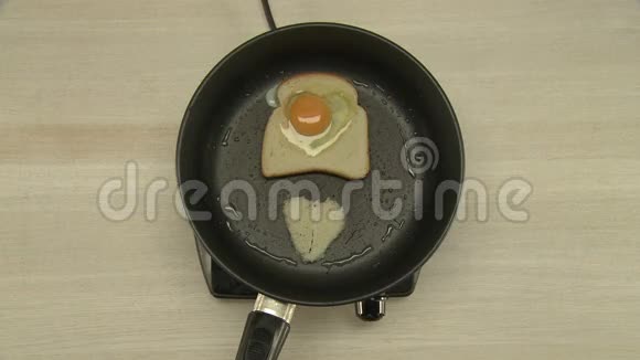 用煎蛋和烤面包做早餐视频的预览图