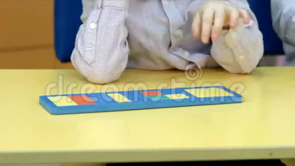 五岁的孩子在玩视频的预览图