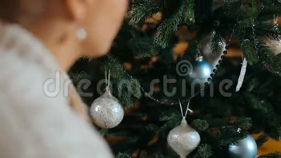 准备圣诞树的女人视频的预览图