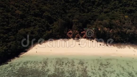 泰国珊瑚岛无人驾驶飞机从100米的高度拍摄了该岛周围的珊瑚视频的预览图