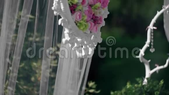 婚礼用花板特写婚礼区装饰品为新人登记视频的预览图