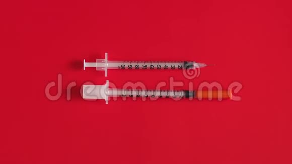 胰岛素注射器上红色背景特写健康和医学的概念视频的预览图