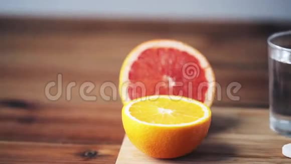 橘子葡萄柚和一杯带药丸的水视频的预览图