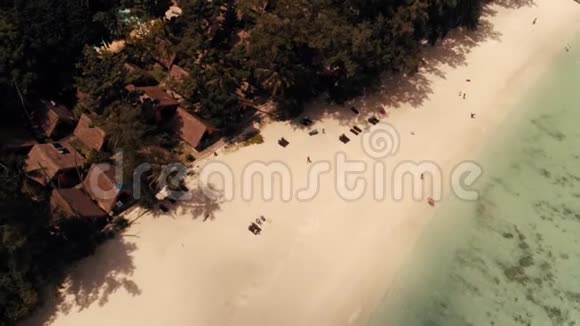 泰国珊瑚岛无人驾驶飞机从100米的高度拍摄了该岛周围的珊瑚视频的预览图