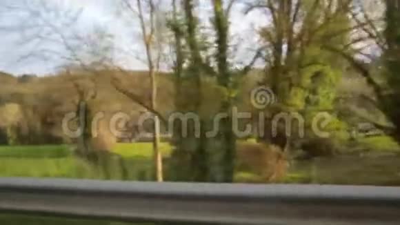 从一个汽车乘客窗口观看路过的农田视频的预览图