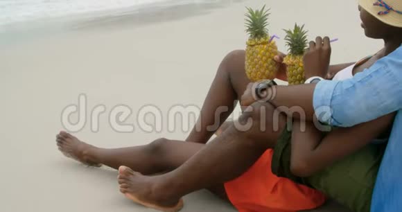 非洲裔美国夫妇在海滩上放松的侧视图4k视频的预览图