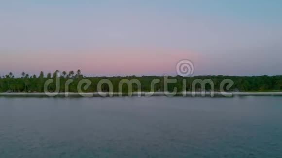 热带海岸的空中景观日落时在坎达拉曼岛的天堂乘船飞行视频的预览图