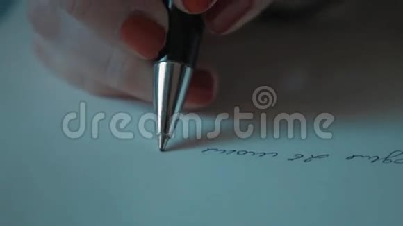 用钢笔在平纸上书写女性手红指甲油视频的预览图