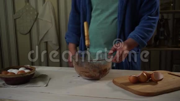 男人在厨房把烘焙原料倒入玻璃碗里自制蛋糕视频的预览图