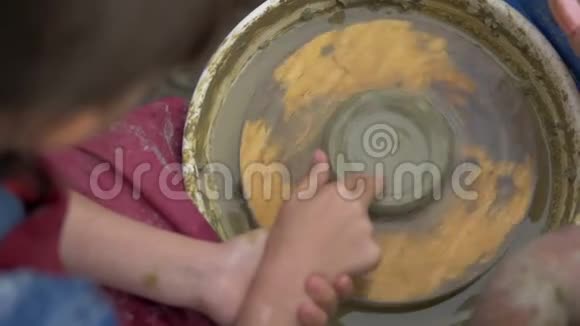 女孩用手指在泥板上做凹槽视频的预览图
